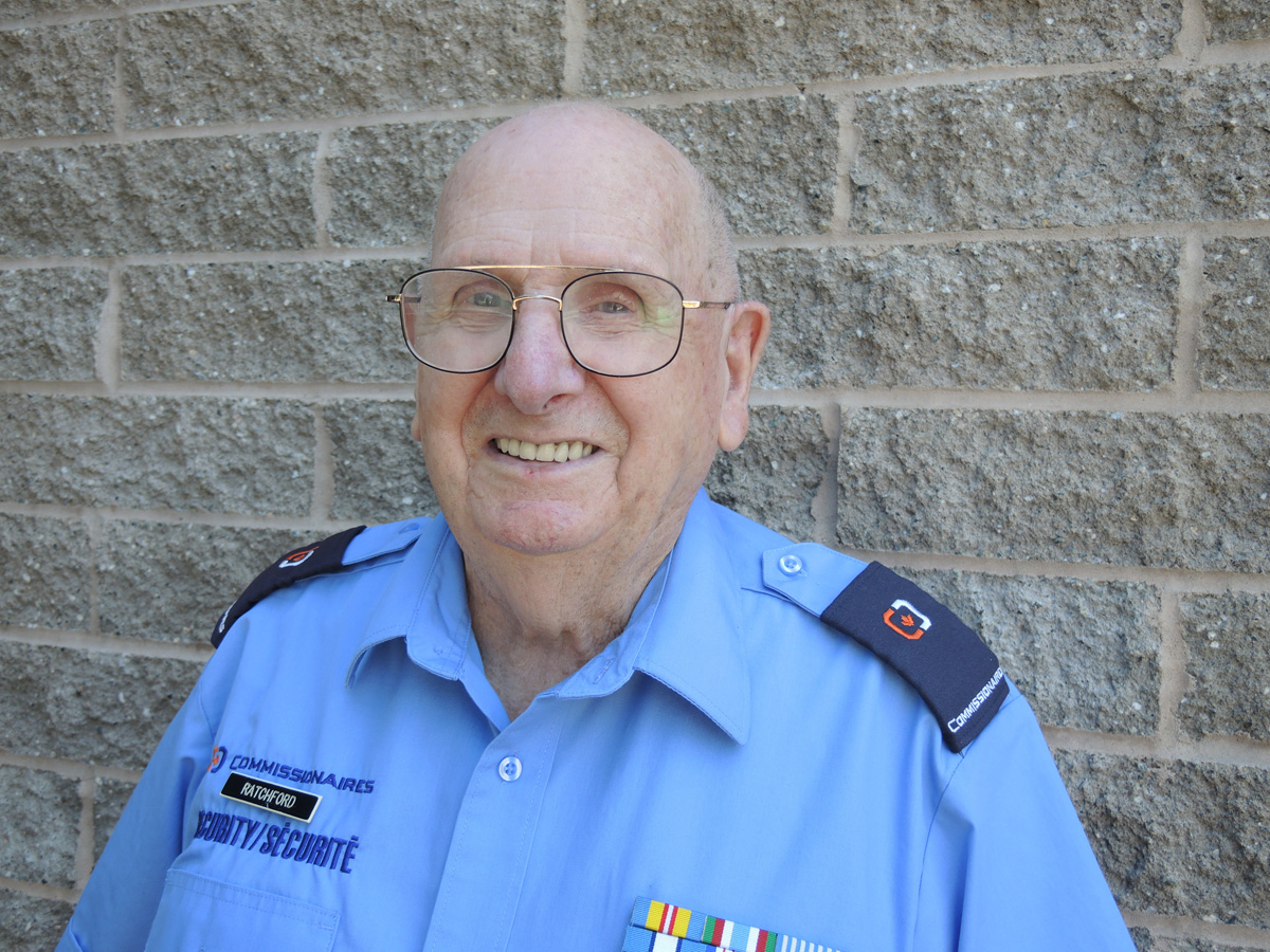 Le Major (retraité) Gerry Ratchford, commissionnaire à la BFC Esquimalt, a récemment célébré son 95e anniversaire. M. Ratchford affirme qu'il adore son travail et qu'il n'a pas l'intention de prendre sa retraite de sitôt. Photo : Peter Mallett/Lookout Newspaper Peter Mallett/Lookout Newspaper