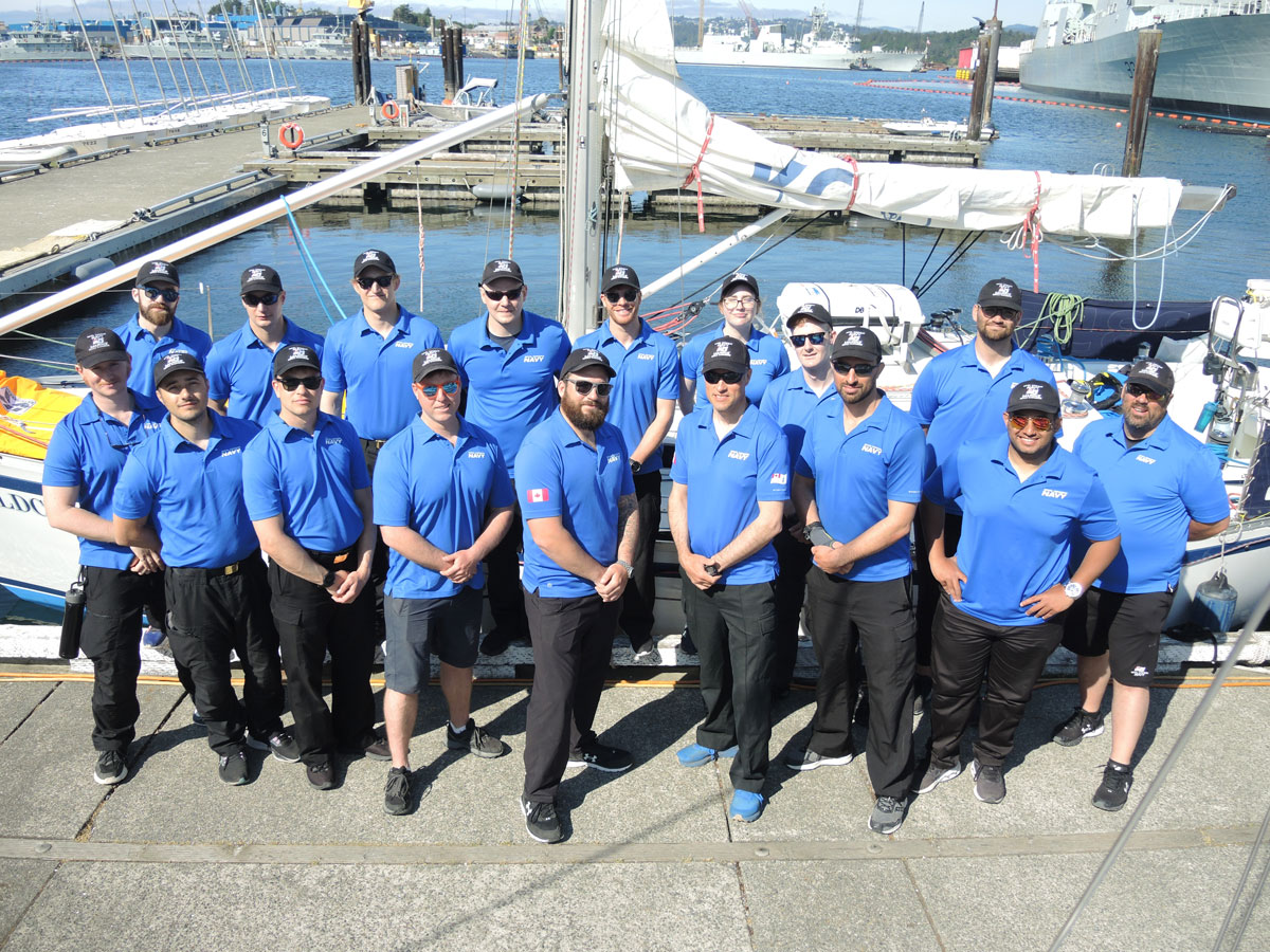 Les membres de l'équipe de course Van Isle 360 posent pour une photo d'équipe lors d'une séance d'entraînement à Esquimalt. Les militaires participent à une course autour de l'île de Vancouver à bord des voiliers-écoles Tuna et Goldcrest, du 3 au 17 juin. Photo : Peter Mallett/Lookout : Peter Mallett/Lookout