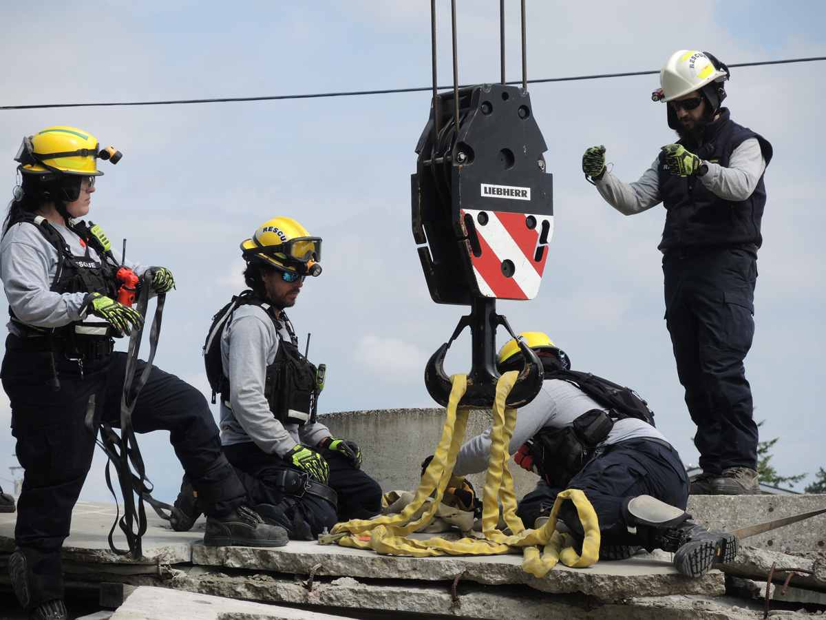 Des membres de l'équipe MUSAR s'efforcent de dégager des débris du sommet d'une pile de décombres de béton sur leur site d'entraînement à Work Point, le 31 mai. Photo : Peter Mallett/Lookout : Peter Mallett/Lookout