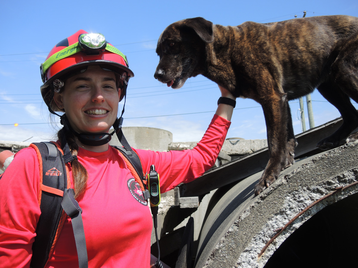 Jeanette VanDijk, maître-chien de Vancouver Island Search and Disaster Dogs of Canada, et son chien Phoenix, un labrador, participent à un exercice d'entraînement MUSAR à Work Point. Photo : Peter Mallett/Lookout Peter Mallett/Lookout