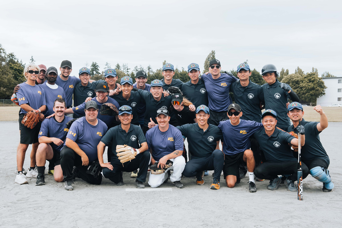 Le NCSM Regina était le navire hôte officiel de la Force maritime d'autodéfense du Japon et certaines de leurs activités comprenaient un dîner au mess du chef et des officiers mariniers et des compétitions de softball et de volleyball entre les navires sur les terrains de sport de Colville Road.
