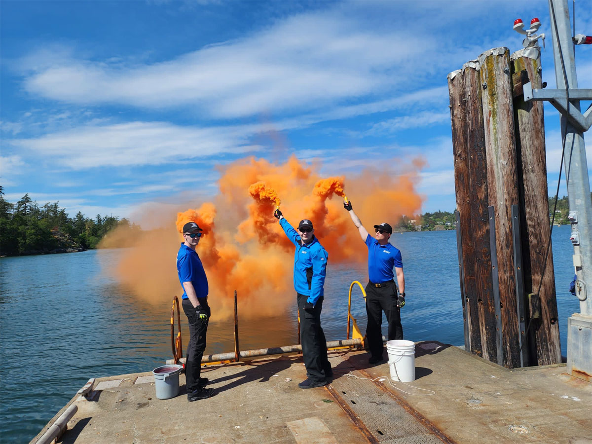 Des membres de l'équipe de course Van Isle 360 de la base s'exercent à déployer des fusées éclairantes lors d'une séance d'entraînement à Colwood, le 18 mai. Photo : Ltv Ellery Down : Ltv Ellery Down, ENP