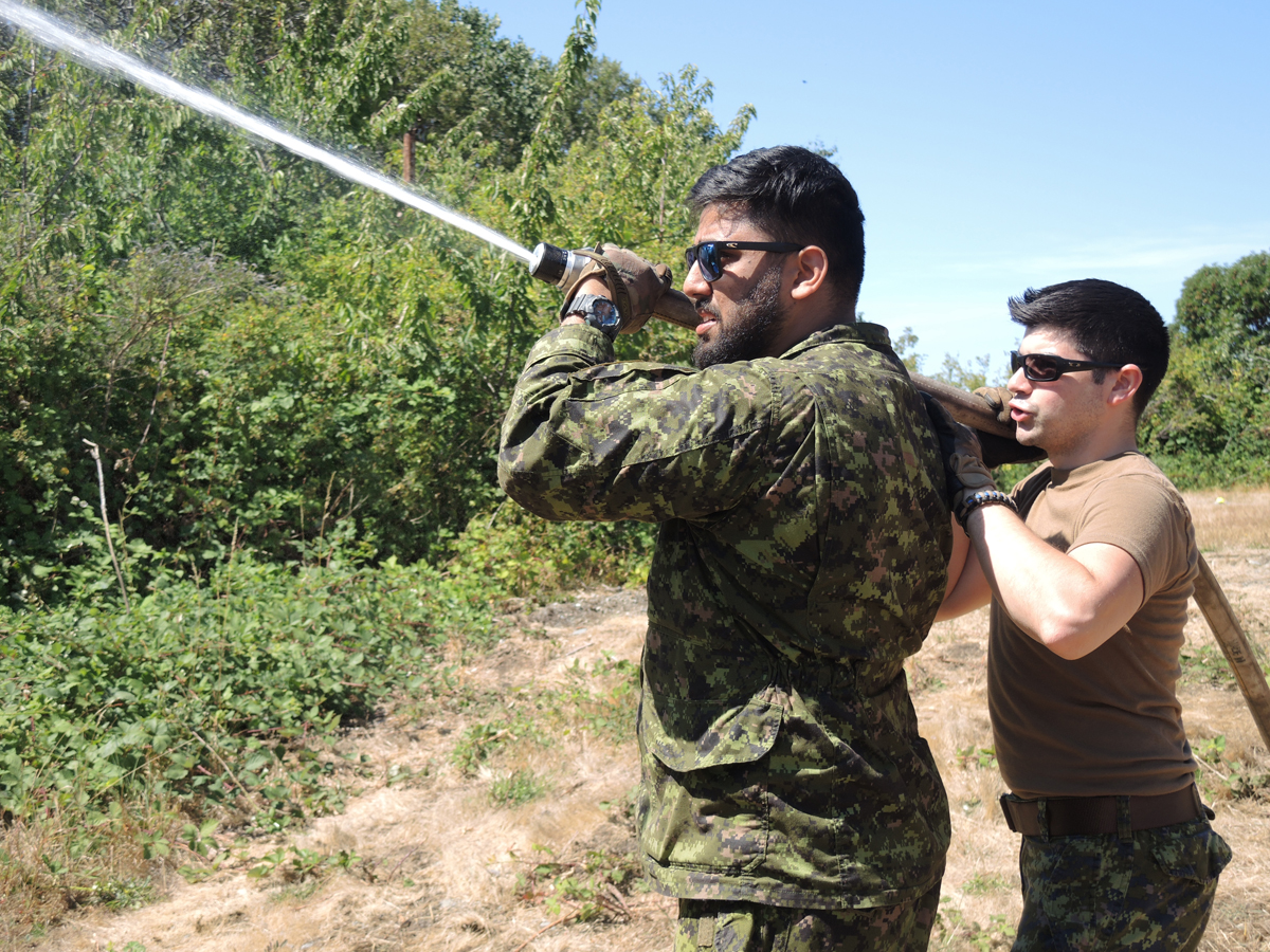 (A gauche) Le caporal réserviste Harmanpreet Bangar du British Columbia Regiment (Duke of Connaught’s Own) et le caporal Christopher Krastel du 39e groupe-brigade testent un tuyau d’incendie et un système de distribution d’eau lors de l’entraînement OP Lentus.