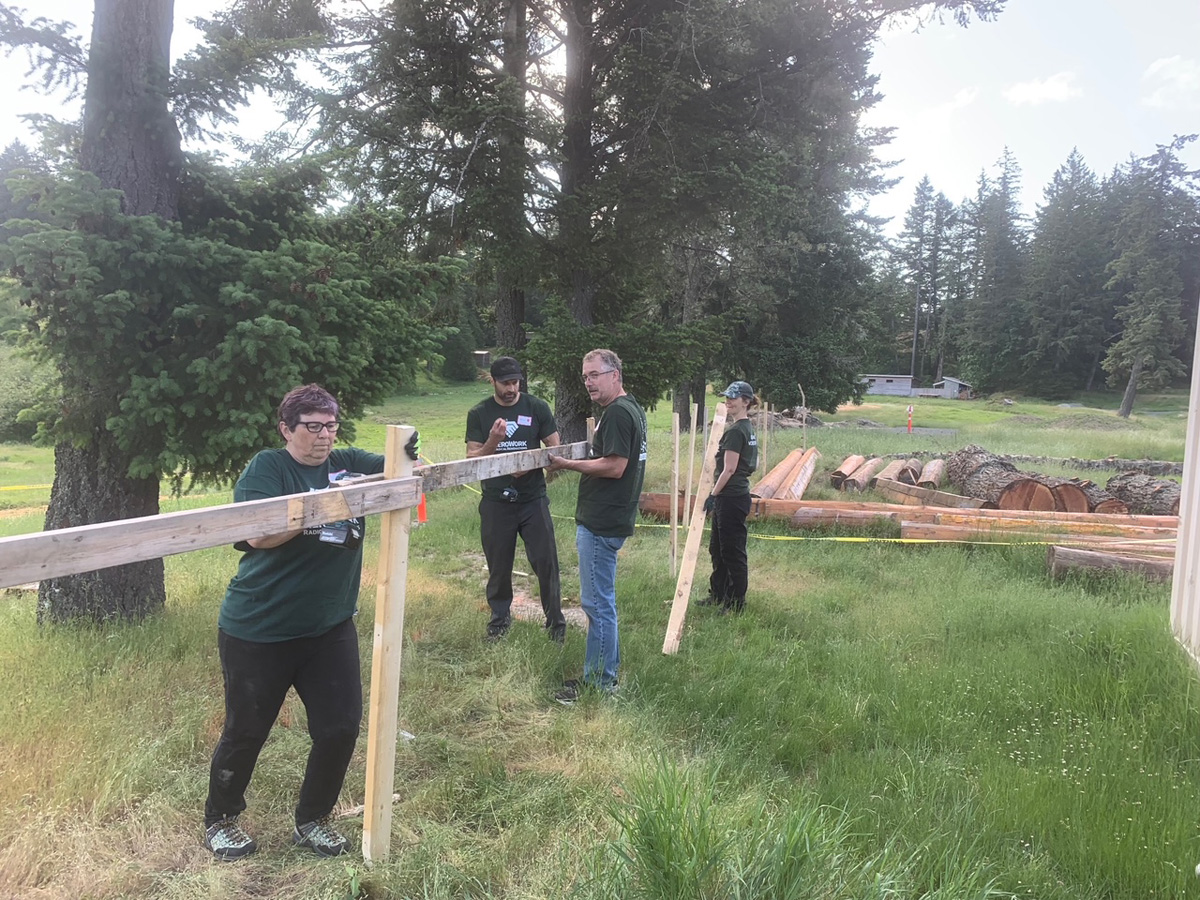 Des bénévoles de HeroWork rénovent un projet de conception-construction à Prospect Lake. Photos fournies