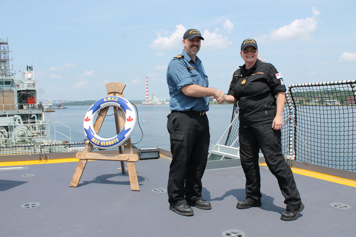 Lieutenant (Navy) Martin Berthelot (left), East Coast Operations Officer HMCS Max Bernays,
with Lieutenant (Navy) Sarah Thomas (right), West Coast Operations Officer HMCS Max Bernays.