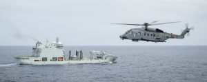 HMCS Vancouver’s embarked CH-148 Cyclone helicopter “CANUCK” flies near MV Asterix in the Pacific Ocean on 1 December 2023. Photo Credit: Aviator Gregory Cole, Canadian Armed Forces Photo L’hélicoptère CH-148 Cyclone « CANUCK » embarqué du NCSM Vancouver vole à proximité du NM Asterix, dans l’océan Pacifique, le 1er décembre 2023. Photo : Aviateur Gregory Cole, Forces armées canadiennes