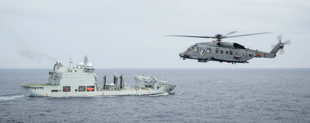 HMCS Vancouver’s embarked CH-148 Cyclone helicopter “CANUCK” flies near MV Asterix in the Pacific Ocean on 1 December 2023.
Photo Credit: Aviator Gregory Cole, Canadian Armed Forces Photo
L’hélicoptère CH-148 Cyclone « CANUCK » embarqué du NCSM Vancouver vole à proximité du NM Asterix, dans l’océan Pacifique, le 1er décembre 2023.
Photo : Aviateur Gregory Cole, Forces armées canadiennes