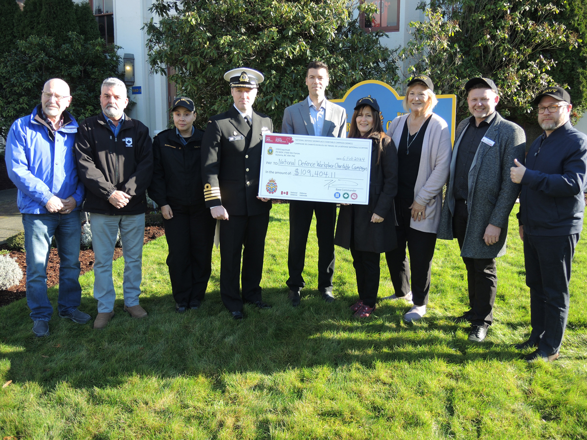 Des membres de l’équipe de la Défense se sont rassemblés sur la pelouse du bureau du commandant de la base le 6 février pour présenter un chèque de 109 404,11 $ à des représentants de Centraide du sud de l’île de Vancouver et de Health Partners pour les fonds recueillis dans le cadre de la Campagne de charité en milieu de travail de la Défense nationale (CCMTDN).
(À gauche) Brad Klein, président de la section locale 21016 de l’UEDN ; Marcelo Lazaro, coprésident de la campagne de la CCMTN, vice-président régional de l’UEDN pour la Colombie-Britannique et co-champion syndical ; le s.é.-m. Lyne Bonhomme, chef d’équipe adjoint de la CCMTN ; le capitaine de vaisseau Kevin Whiteside, commandant de la base, BFC Esquimalt, et membre du conseil d’administration de Centraide pour le sud de l’île de Vancouver ; Matt Carlson, Affaires publiques de la base et chef d’équipe du CNACD ; Erika Stenson, directrice générale, United Way Southern Vancouver Island ; Barbara Toller, bénévole de HealthPartners et ancienne membre du conseil d’administration ; Mark Crocker, directeur général/directrice générale, United Way Southern Vancouver Island.
Photo : Peter Mallett/Lookout.