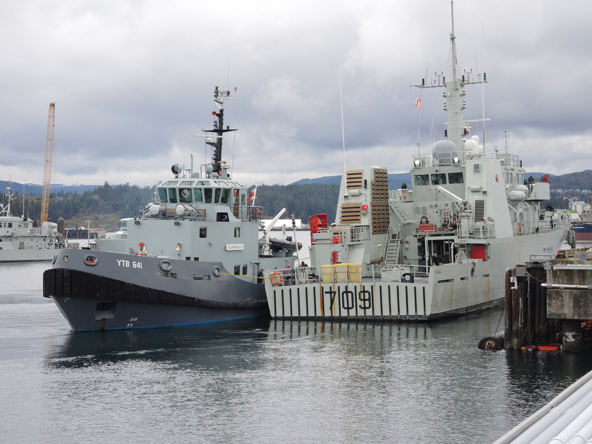 Le remorqueur Glendale, un navire de la flotte auxiliaire du capitaine de port de Sa Majesté, effectue une opération de remorquage à Y-Jetty dans le cadre de la formation de Tansel Erkmen, le 29 février à la BFC Esquimalt. Photo : Peter Mallett/Lookout Newspaper.