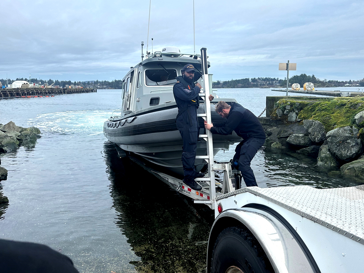 (À gauche) le matelot de 1ère classe Tajoniel Forbes et le matelot de 1ère classe Aaron Speare (à droite). Photo : UPF[P]