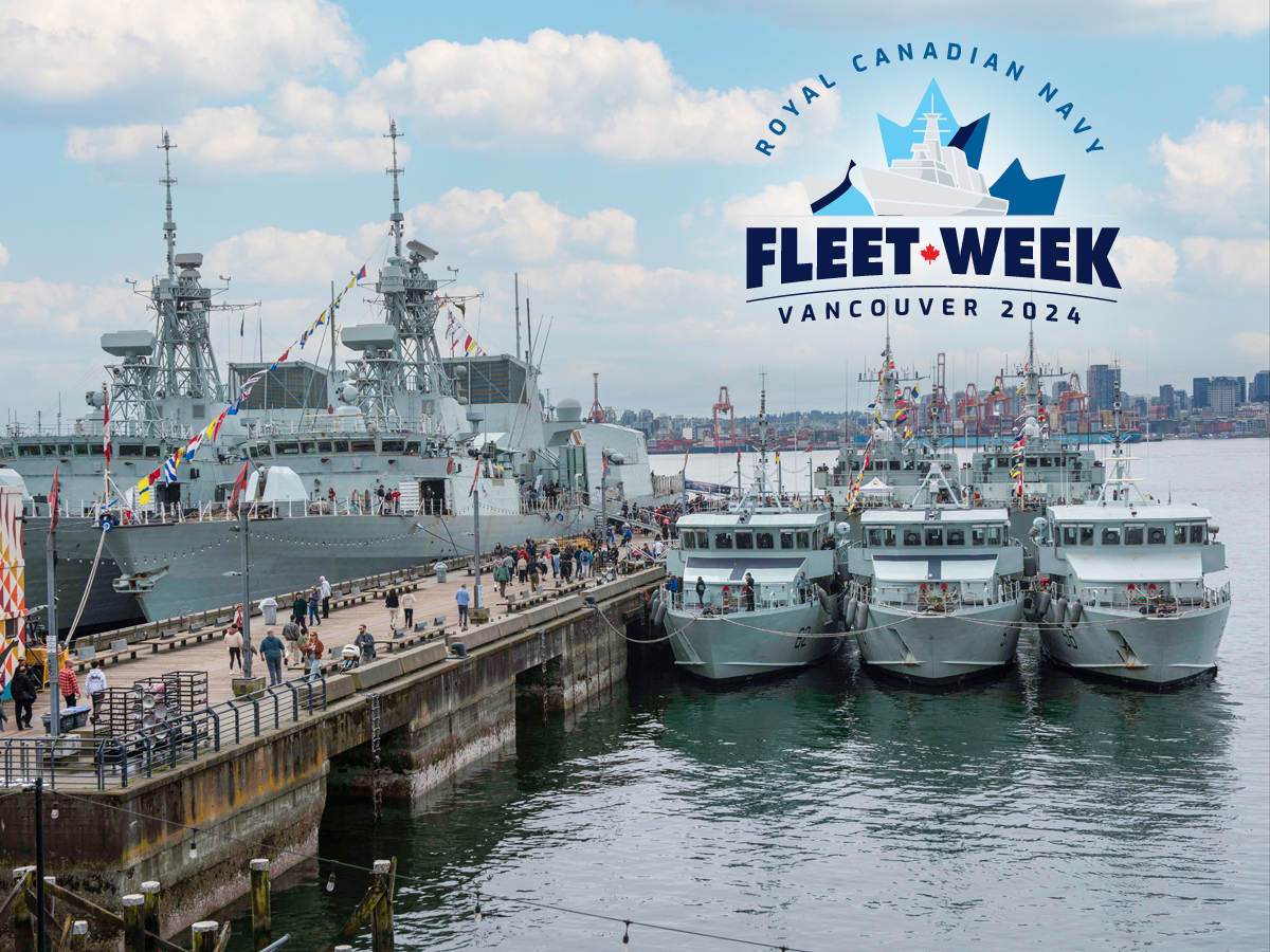 Des membres de la Marine royale canadienne font la démonstration de diverses tâches et activités liées aux navires au grand public, lui permettant ainsi de découvrir la vie quotidienne d’un équipage de navire lors des activités du Vancouver Fleet Weekend à la cale sèche Burrard, à Vancouver. Photo : Caporal-chef Nathan Spence, Services d’imagerie des Forces maritimes du Pacifique.