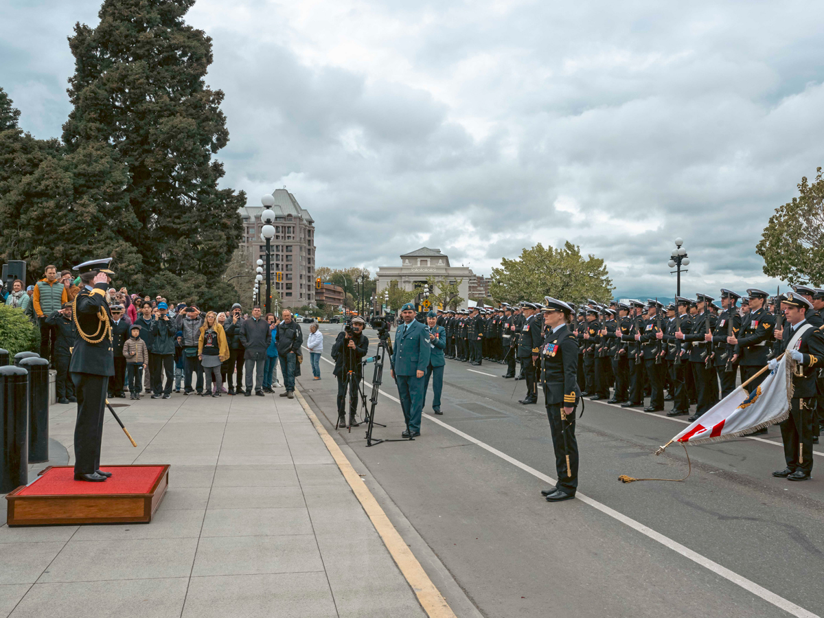 Son Altesse Royale la princesse Anne, la princesse royale, commodore honoraire en chef de la Flotte canadienne du Pacifique, salue le défilé de la bataille de l’Atlantique au cénotaphe de Victoria. Photo : Cpl Tristan Walach, Services d’imagerie des FMAR(P).