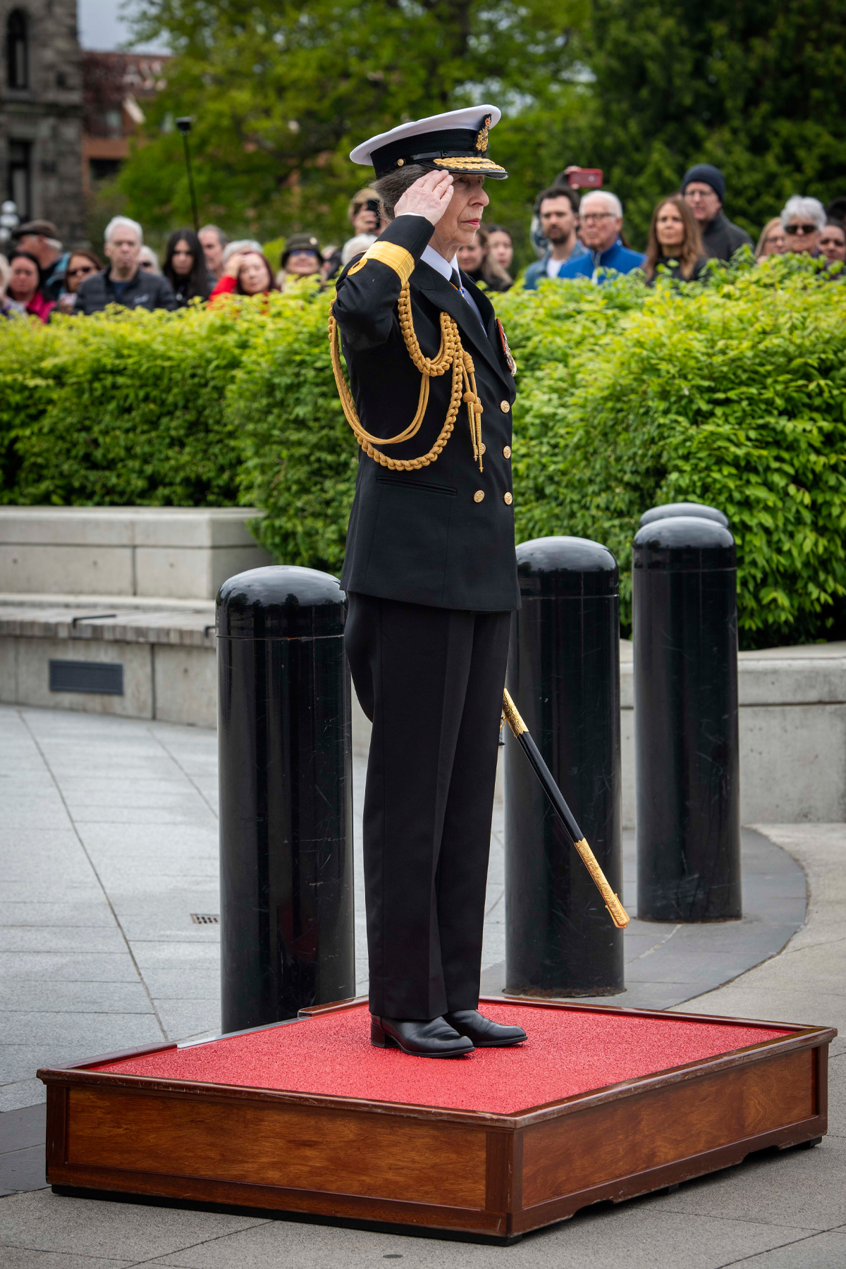 Son Altesse Royale la Princesse Anne salue le défilé de la bataille de l’Atlantique au cénotaphe de Victoria. Photo : Cpl Tristan Walach, Services d’imagerie des FMAR(P).