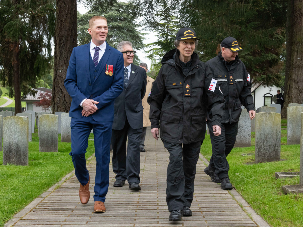 Son Altesse Royale visite le cimetière militaire God’s Acre à Esquimalt en compagnie du Commodore David Mazur (à droite), commandant de la Flotte canadienne du Pacifique, et d’un membre d’Anciens Combattants Canada.
Photo : Caporal Jay Naples.