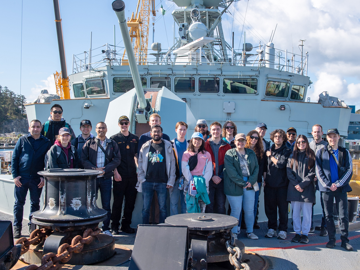 Les Canadian Students at Sea (CSaS) font une visite à bord du NCSM Ottawa et posent pour une photo de groupe sur le foc’sle.Photo : Marin de 1ère classe Brendan McLoughlin.
