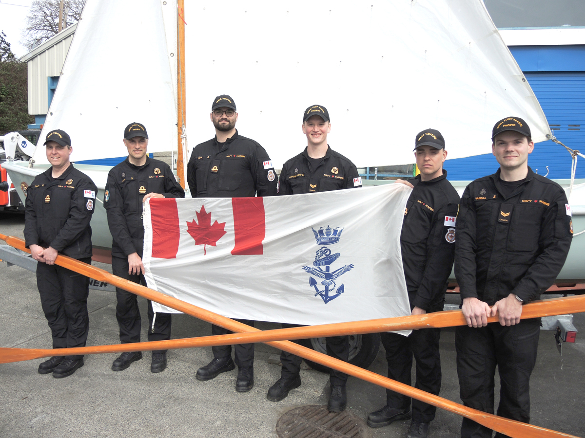 Les membres de l’équipe de course Victory Oar Duff se réunissent pour une photo d’équipe le 10 avril au Seamanship Training Centre de Naden. (DE GAUCHE À DROITE) : Le lieutenant de vaisseau (Lt(N)) Jeff Phillips, le Ltv Ellery Down, le sous-lieutenant de vaisseau par intérim Benjamin Roth, le matelot de 1re classe Evan Helgason-Thorpe, le matelot de 1re classe Maxwell Lucas et le matelot de 1re classe Maxime Vandal. Photo : Peter Mallett/Lookout Newspaper.