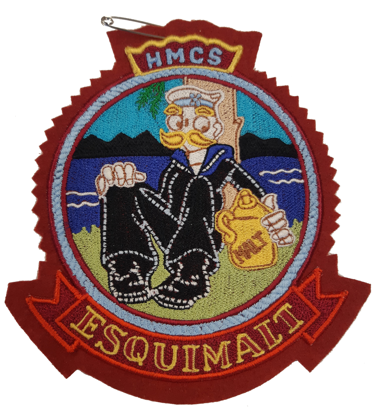 Un écusson de moral du NCSM Esquimalt présenté par Ralph Zbarsky aux membres du Musée naval et militaire de la BFC Esquimalt.