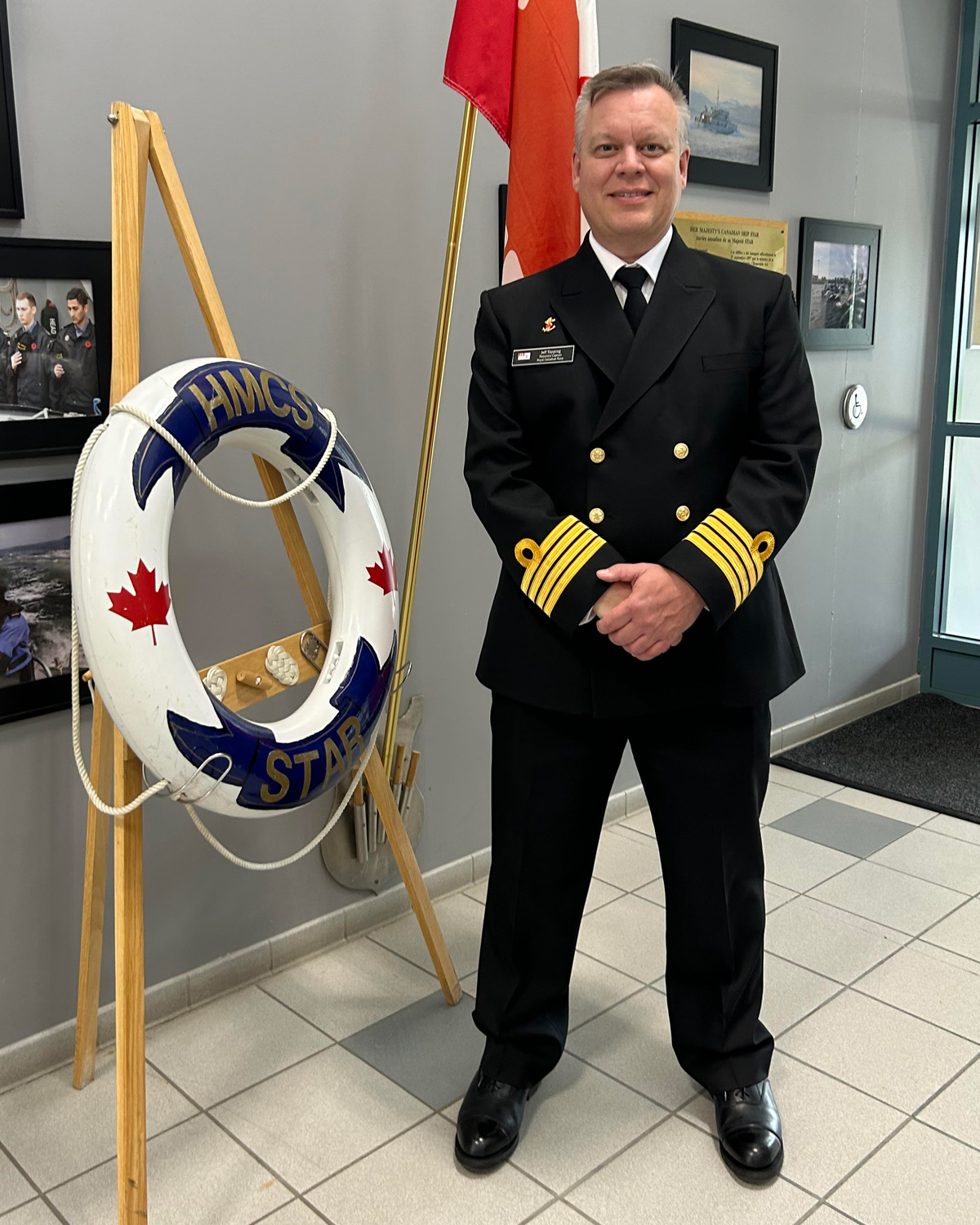 Capitaine de vaisseau honoraire (Capv H) Jeff Topping lors d’une visite à Hamilton, Ont. Le Capitaine de vaisseau honoraire Topping a récemment été nommé ambassadeur du NCSM Prevost, l’unité de la Réserve navale de London, en Ontario. Photo : NCSM Star