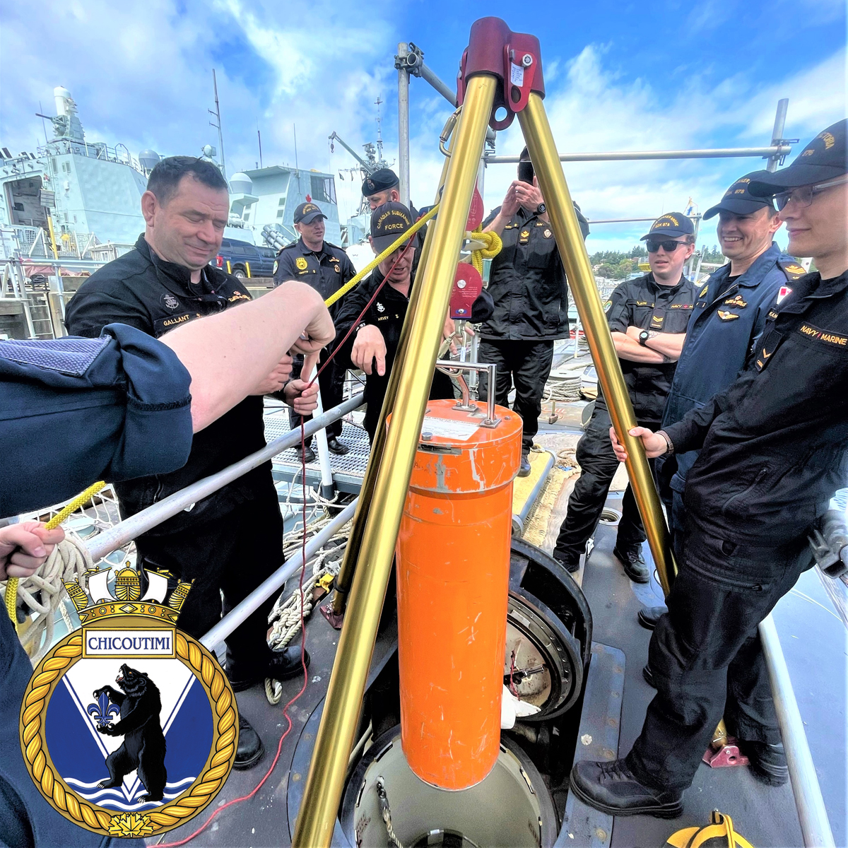 Des membres de CANSUBFOR préparent la nacelle ELSS pour le transfert sur le NCSM Chicoutimi. Photos fournies.