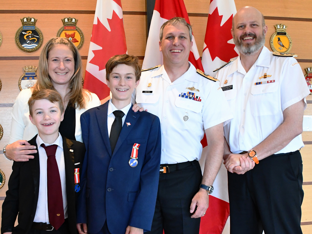 (de gauche à droite) Jackson, Meghan, Nathaniel et le Commodore Matthew Coates avec le président de cérémonie, le Contre-amiral Chris Robinson. La photo est disponible sur le site de l’OTAN : Michael McWhinnie.