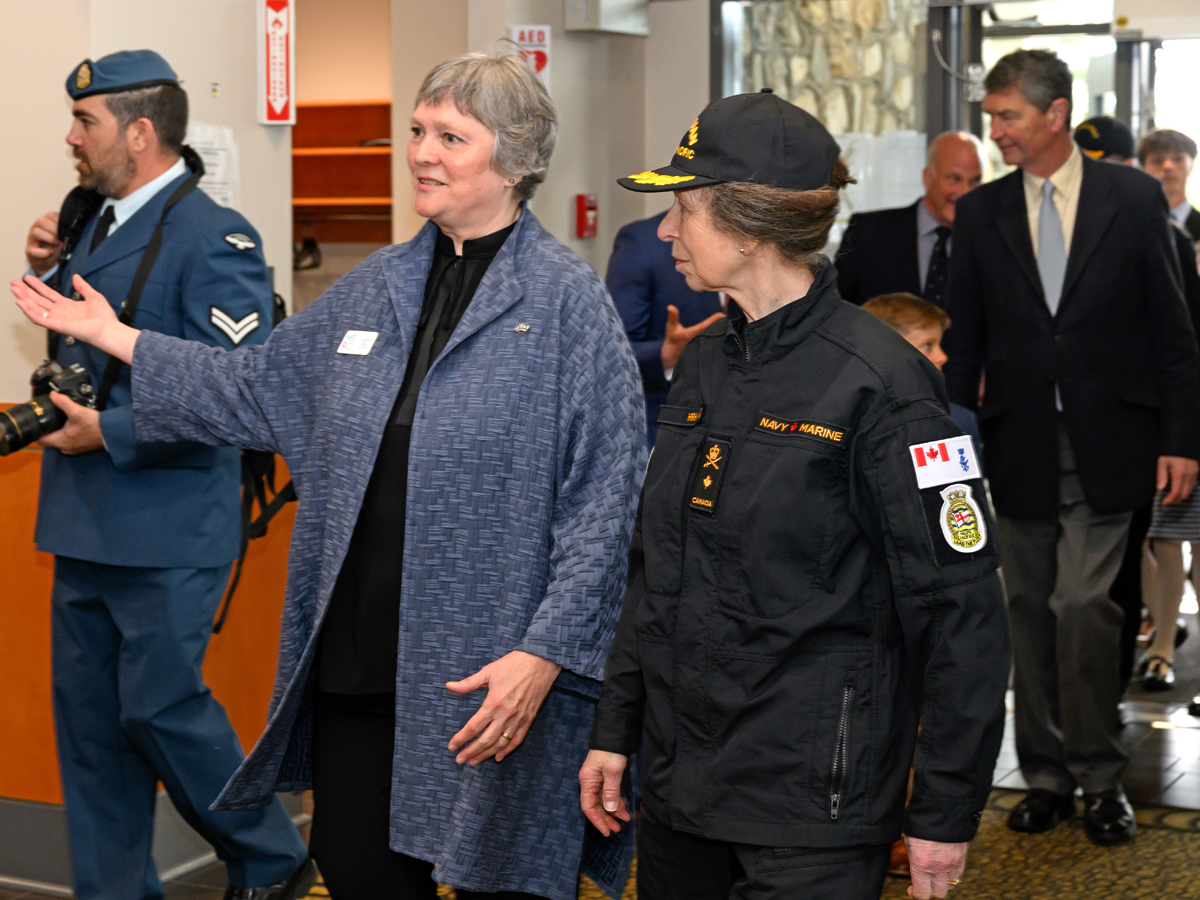 Jackie Carlé, directrice exécutive du Centre de ressources pour les familles des militaires d’Esquimalt (CRFM), a présenté Son Altesse Royale, la princesse Anne, au personnel, au conseil d’administration et aux familles du CRFM lors de la visite de Son Altesse Royale à Victoria en mai. Photo fournie