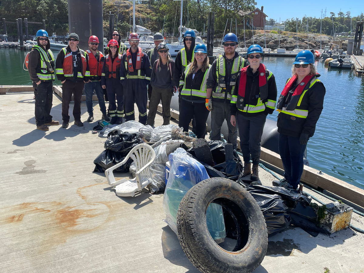 Inset: Garbage collected by the Esquimalt Graving Dock (EGD), Victoria Shipyards – Seaspan (VSL), and Point Hope Maritime (PHM).
L-R: Joe Walsh (EGD), Kevin Creighton (EGD), Kyle Lake (VSL), Jenna Olsen (EGD), Chris Gates (EGD)(back), Bill Utterson (VSL), Oliver Tonagel (PHM), Tia Cournoyer (PHM), Cameron Yakimoich (EGD), Mellissa Piasta (EGD), Ryan Kennedy (EGD), Catherine Munro (EGD), Nicola Greeley (EGD).