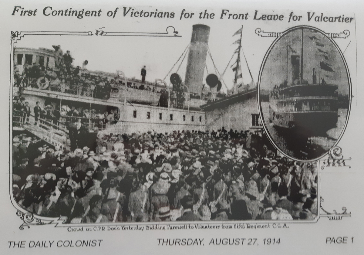 Une image du 27 août 1914 du journal The Daily Colonist montrant un adieu au terminal des navires à vapeur du Chemin de fer Canadien Pacifique à Victoria pour les soldats volontaires en partance pour les champs de bataille de la Première Guerre mondiale en Europe.
