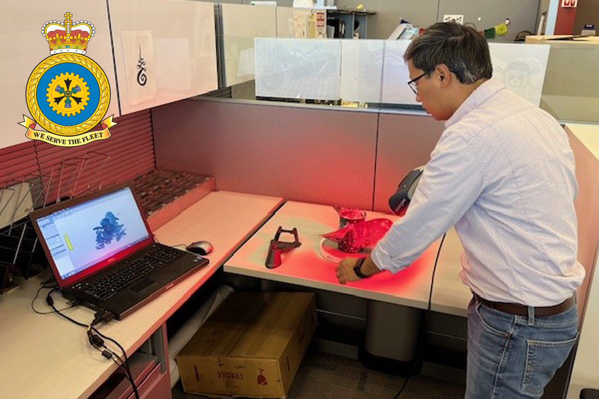 Si Thu Naing, superviseur du bureau de dessin au sein de la sous-section de l’architecture navale de l’Installation de maintenance de la flotte du Cap-Breton, forme un étudiant en génie mécanique du College Camosun à la capture de données de nuages de points en 3D à l’aide du scanner portatif CreaForm 3D.