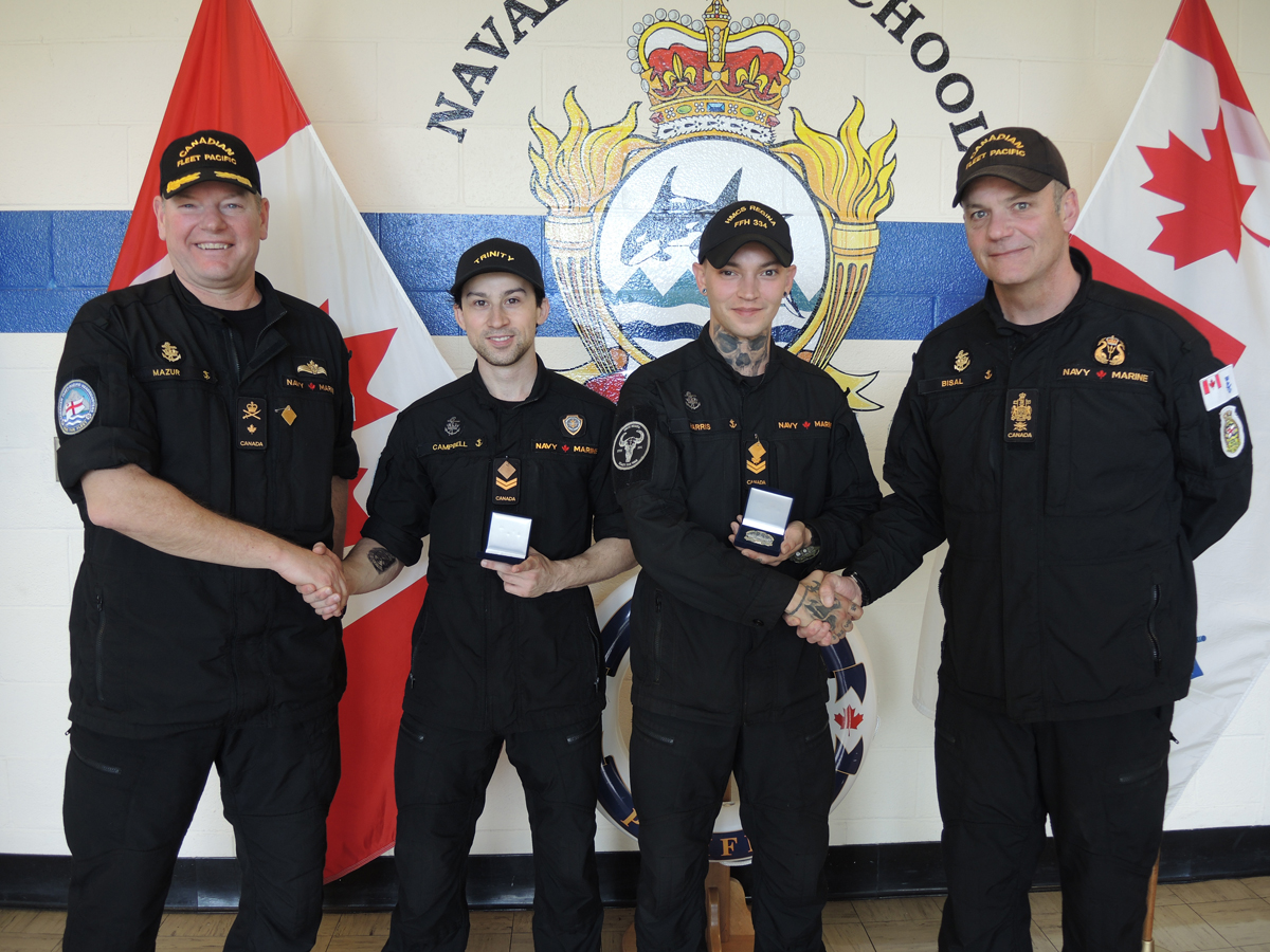 Le Commodore David Mazur, commandant/commandante de la Flotte canadienne du Pacifique, et le Premier maître de 1re classe David Bisal, chef de la Flotte, remettent au Matelot de 1re classe Nicholas Campbell et au Matelot-chef Tristan Harris leur certificat de Matelot du trimestre lors d’une cérémonie tenue le 16 mai à l’École de la Flotte navale du Pacifique. Photos : Peter Mallett/Lookout Newspaper