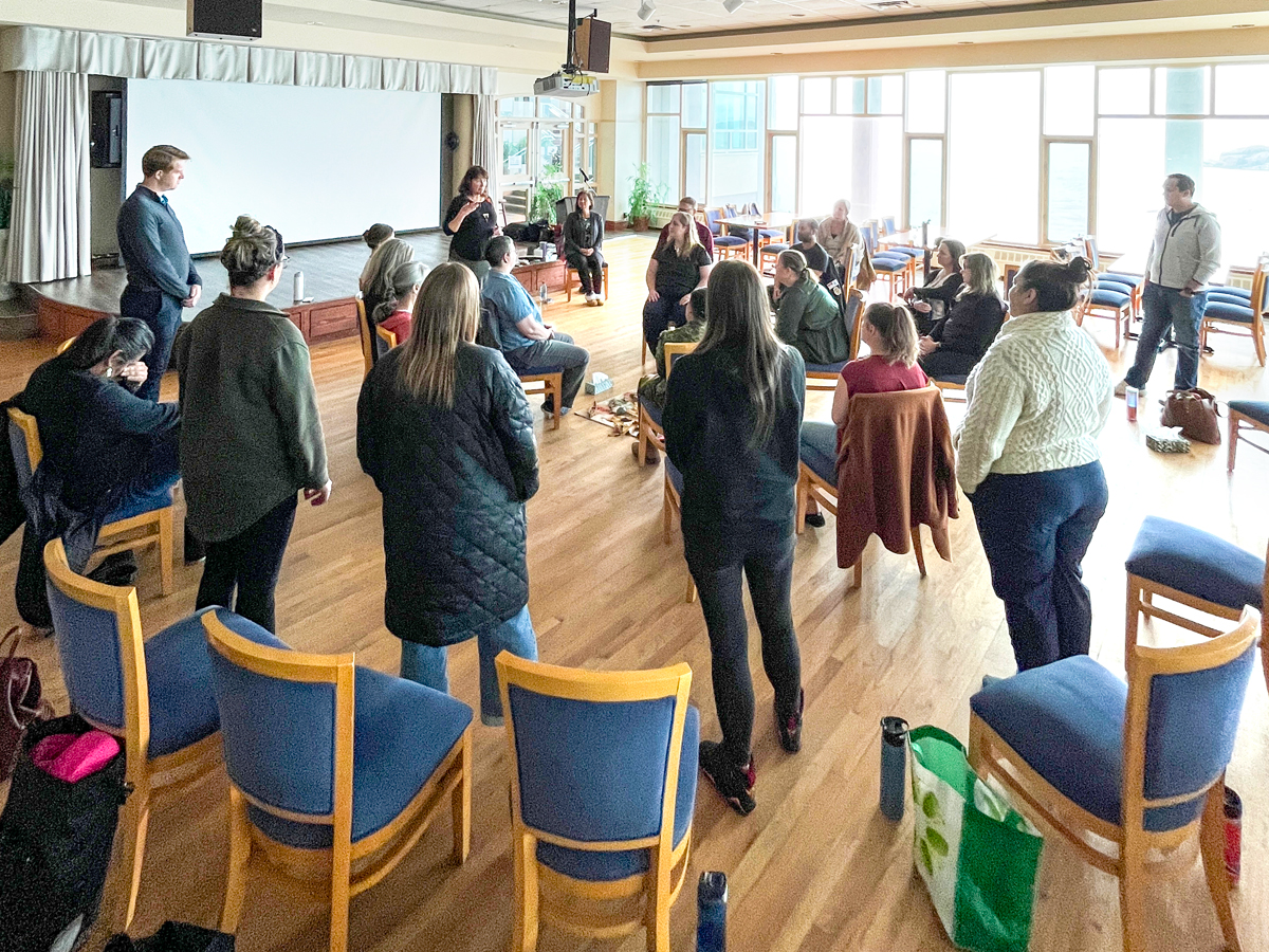 Les participants à l’atelier Bâtir des ponts : En comprenant le village© écoutent l’animatrice Kathi Camilleri pendant qu’elle parle. Photos : Affaires publiques de la BFC Esquimalt
