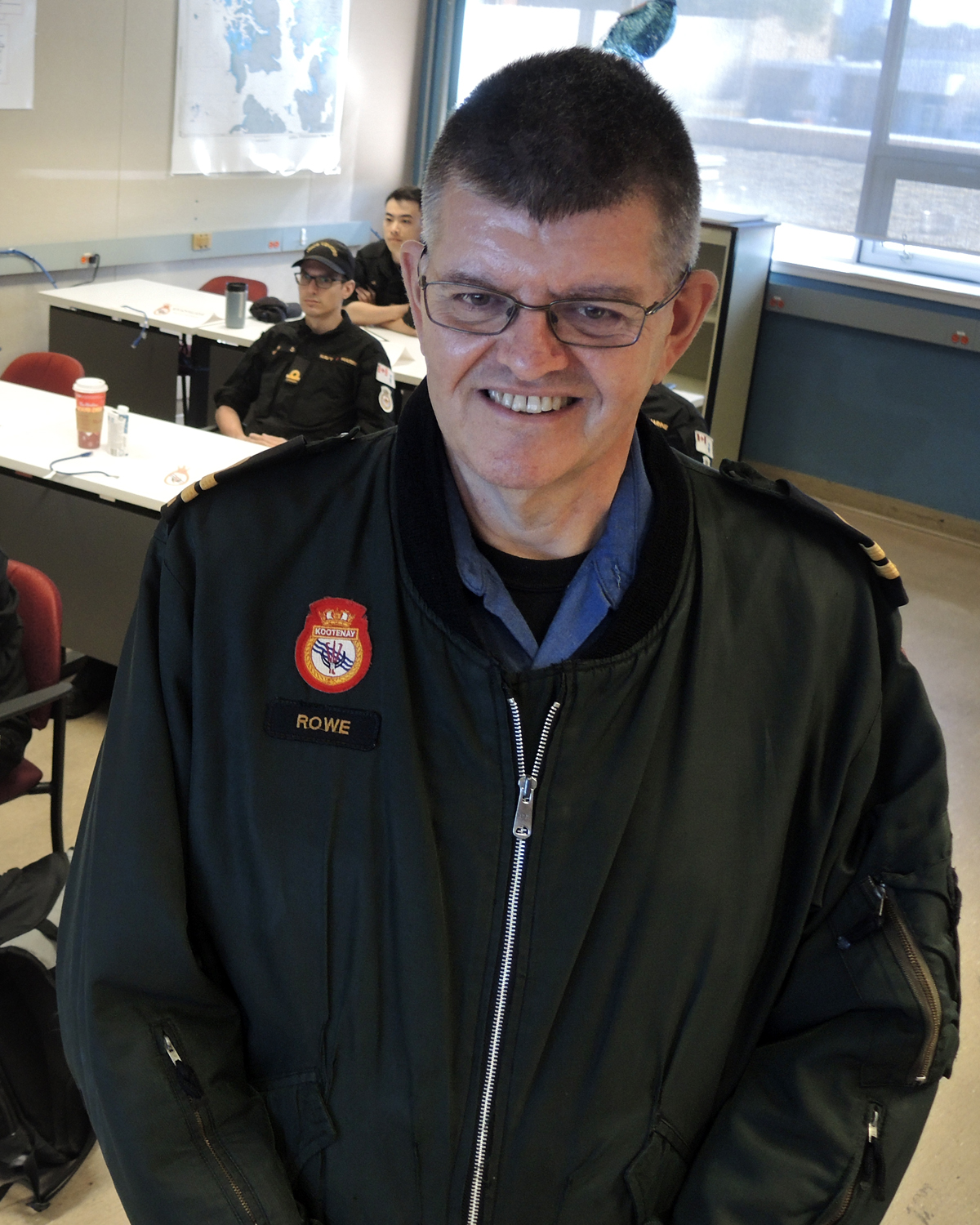 Le Ltv Richard Rowe, instructeur du NCSM Venture, montre fièrement sa veste de gardien de pont lors de son cours sur l'ONO III Kootenay à Workpoint, le 8 juillet. Photo : Peter Mallett/Lookout Newspaper : Peter Mallett/Lookout Newspaper