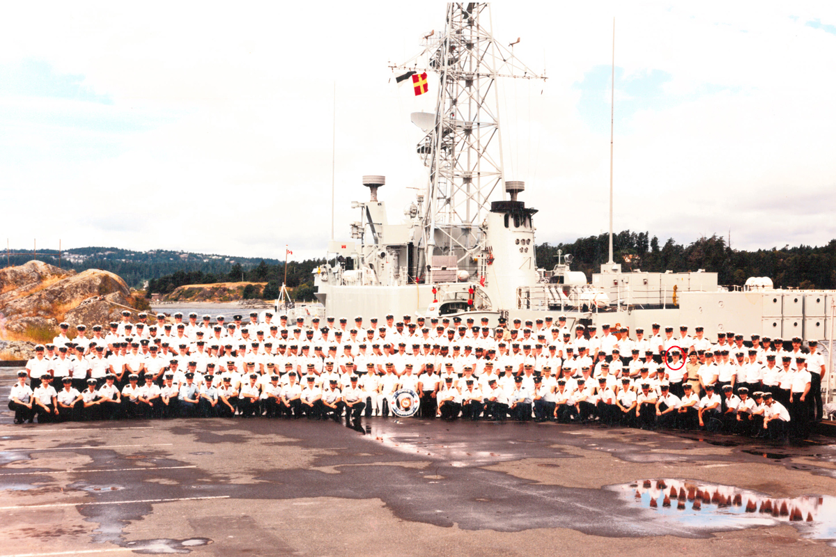 Le Ltv Richard Rowe du NCSM Venture est encerclé en rouge sur cette photo de la cérémonie de passation de commandement du NCSM Kootenay datant de juin 1992. Crédit : Photo d'archives de la MRC