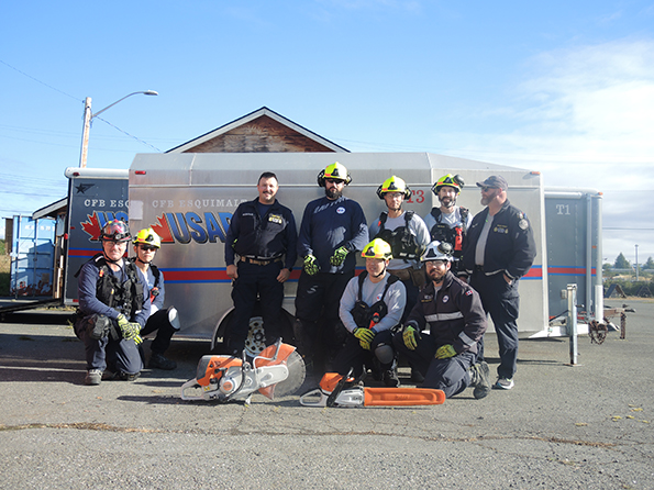 Les membres de l’équipe MUSAR de l’île de Vancouver érigent un étayage en bois pour stabiliser une structure partiellement effondrée lors d’un exercice d’entraînement le 31 juillet. Photos fournies.