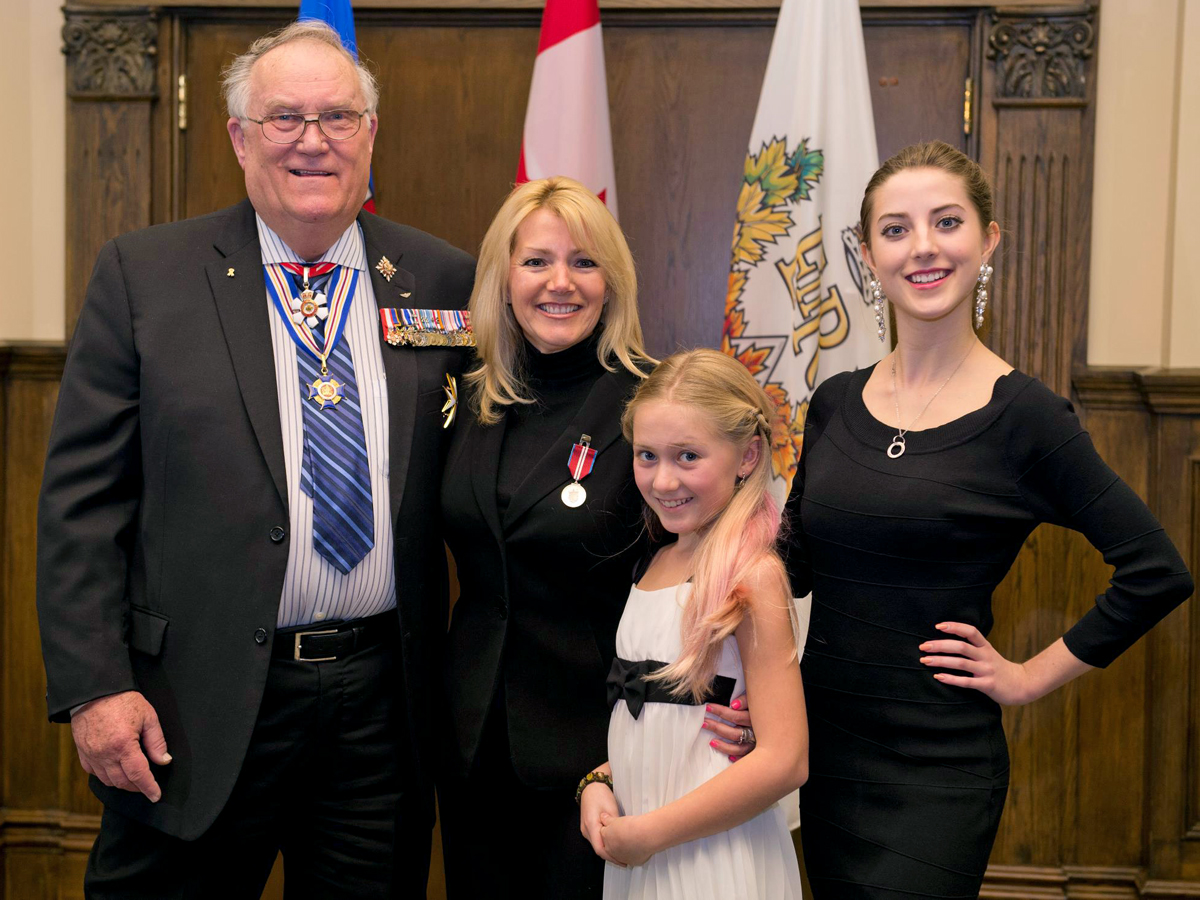 La famille Byrnell lors de la remise du prix du jubilé de diamant de la Reine Elizabeth II.