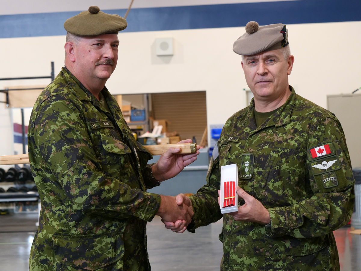 Mike Bean, résident de Campbell River, adjudant-maître au Canadian Scottish Regiment (Princess Mary's), reçoit une deuxième agrafe à sa Décoration des Forces canadiennes des mains du commandant/commandante Slade Lerch. L'attribution de l'agrafe reconnaît 32 années de service dans la Réserve de l'Armée des Forces armées canadiennes. Photos : Capitaine Cameron Park, The Canadian Scottish Regiment (Princess Mary's)