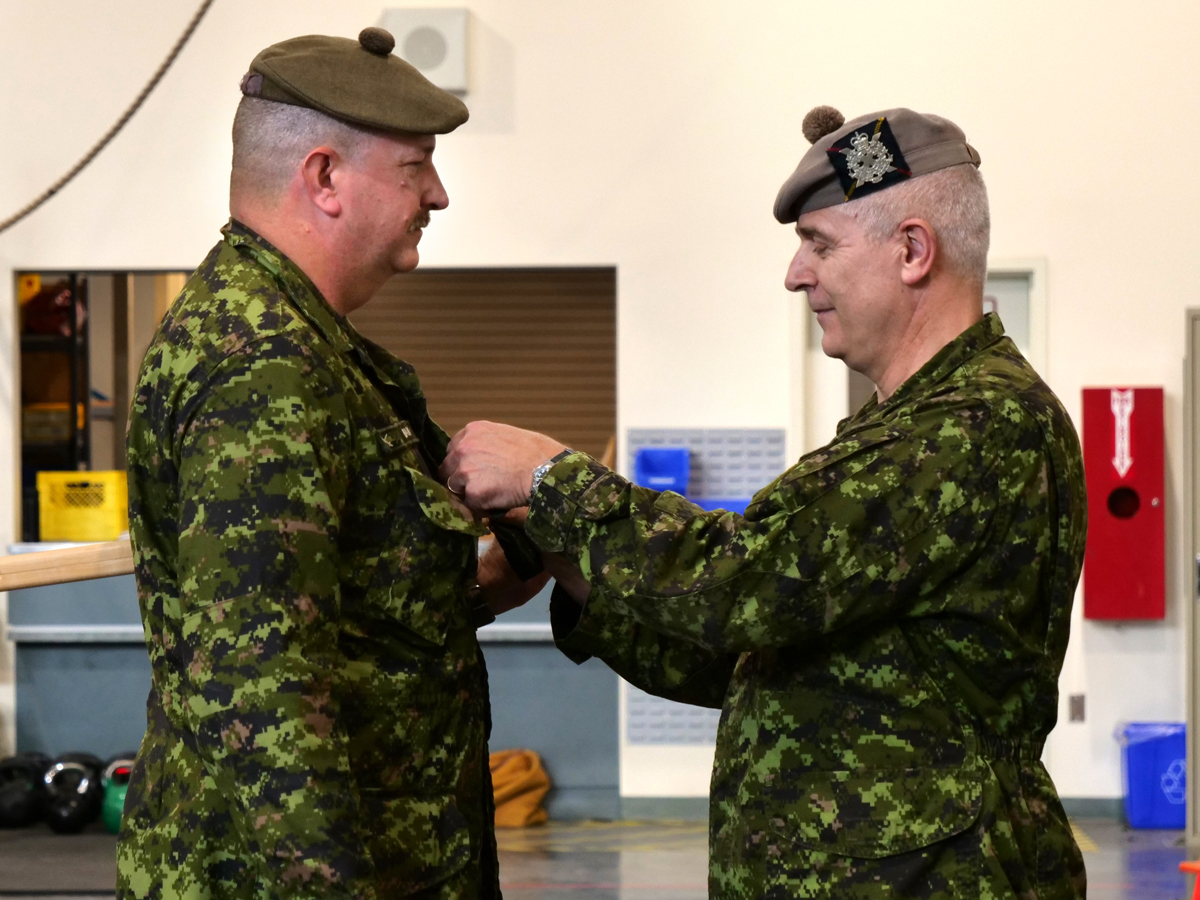 L'adjudant-maître Mike Bean (à gauche) est promu par le lieutenant-colonel Slade Lerch, commandant du Canadian Scottish Regiment (Princess Mary's). Le Canadian Scottish Regiment est le propre régiment d'infanterie de l'île de Vancouver au sein de la Réserve de l'Armée des Forces armées canadiennes.