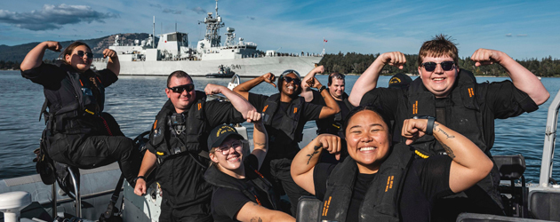 Earlier in October 2024, HMCS Ottawa's Naval Warfare Officer positioned the ship to conduct a four-point mooring in Patricia Bay, B.C. For this evolution, the deck department is required to practice the artful skill of buoy jumping. Fortunately for us, our ship has the best bosuns and they are Ready Aye Ready.
Plus tôt en octobre, les officiers de guerre navale du NCSM Ottawa ont positionné le navire pour un amarrage en quatre points dans la Patricia Bay en C.-B. Pour cet amarrage, le département des ponts doit exercer l'art subtil du saut à la bouée. Heureusement pour nous, nous avons les meilleurs manœuvriers et ils sont « Toujours là, toujours prêts ».
Photo Sailor 3rd Class Jacob Saunders, Canadian Armed Forces